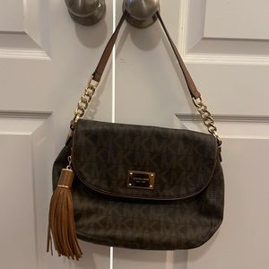Micheal kors purse. Scratches gold hardware. Shown in pictures. No other damages